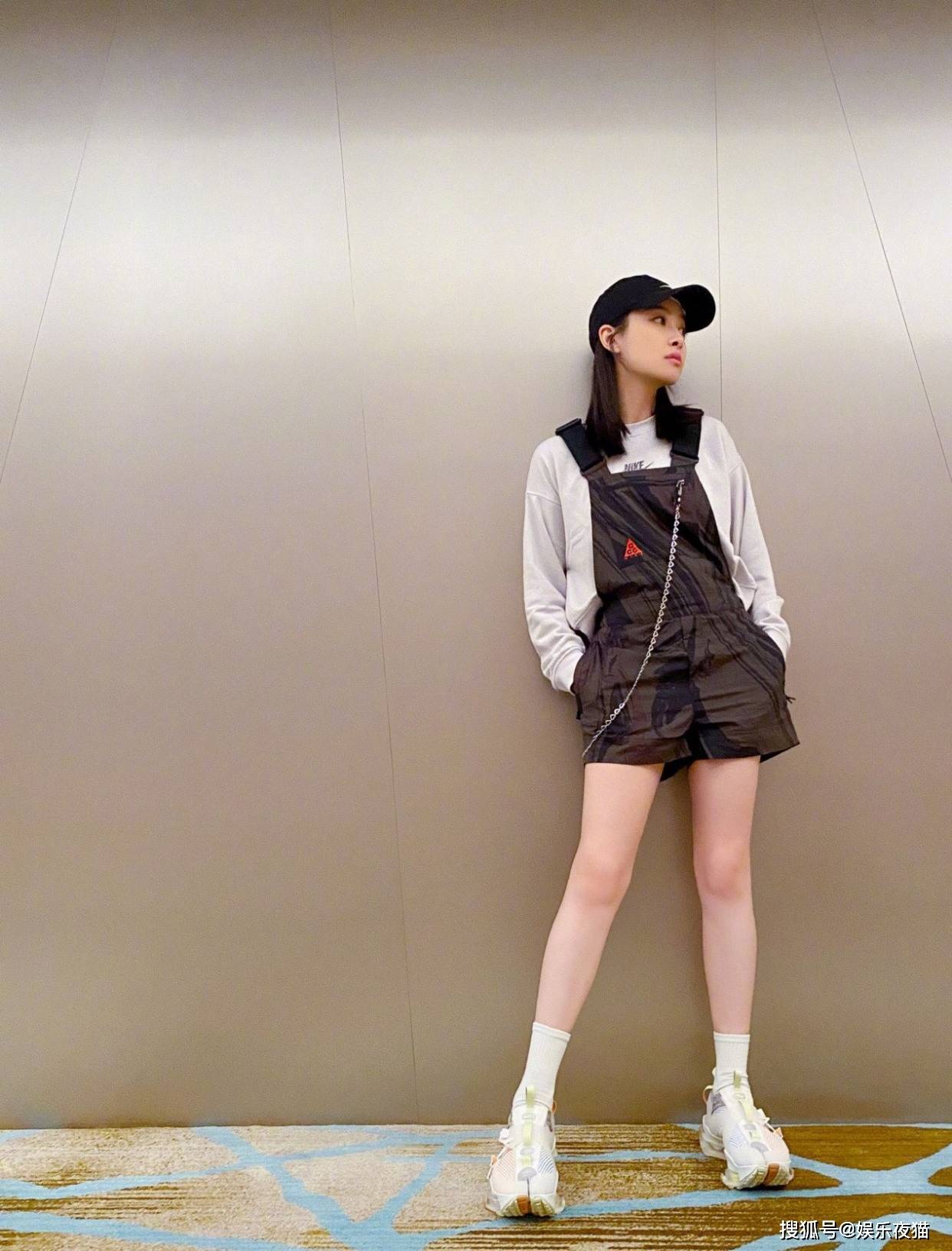 宋茜宛如一个女大学生,白色卫衣展现青春活力