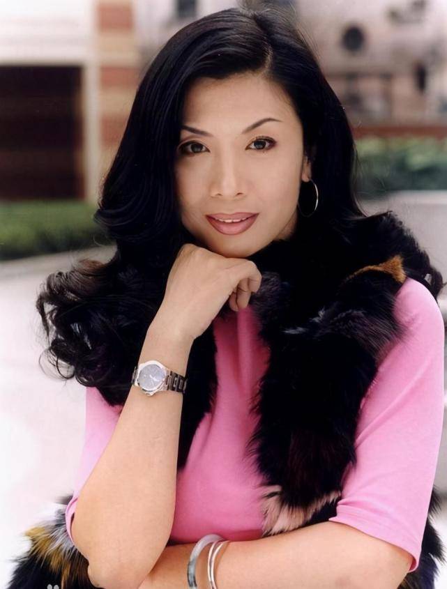 她曾被成龙力追并盛赞"全香港最美女人",如今不婚不育与狗为伴_吴家丽