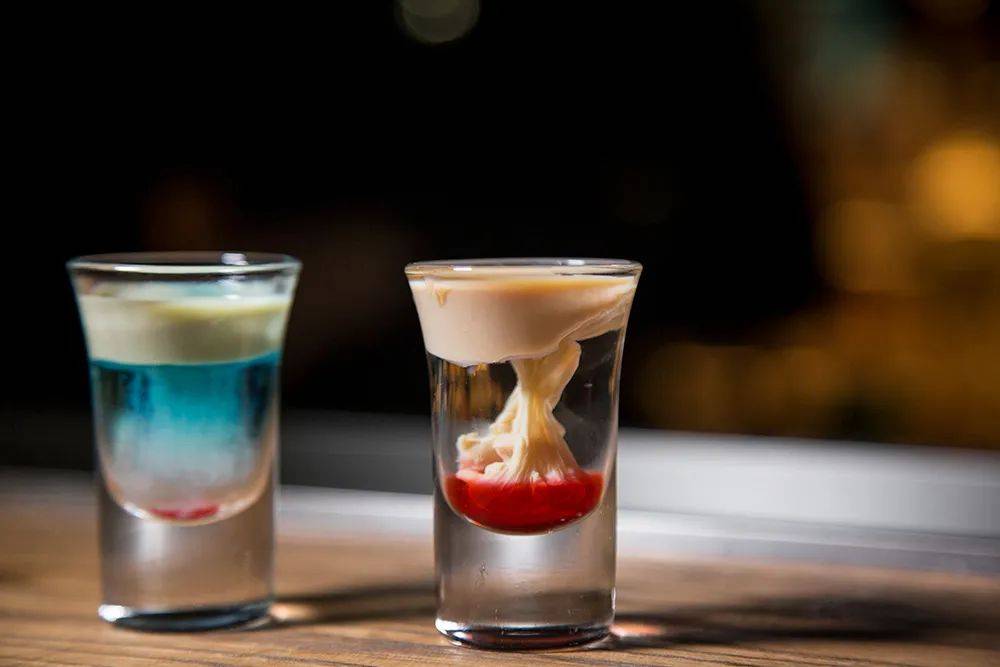 重口星人一定要点,毕竟是款万圣节主题的鸡尾酒,上来就让人感官全开.