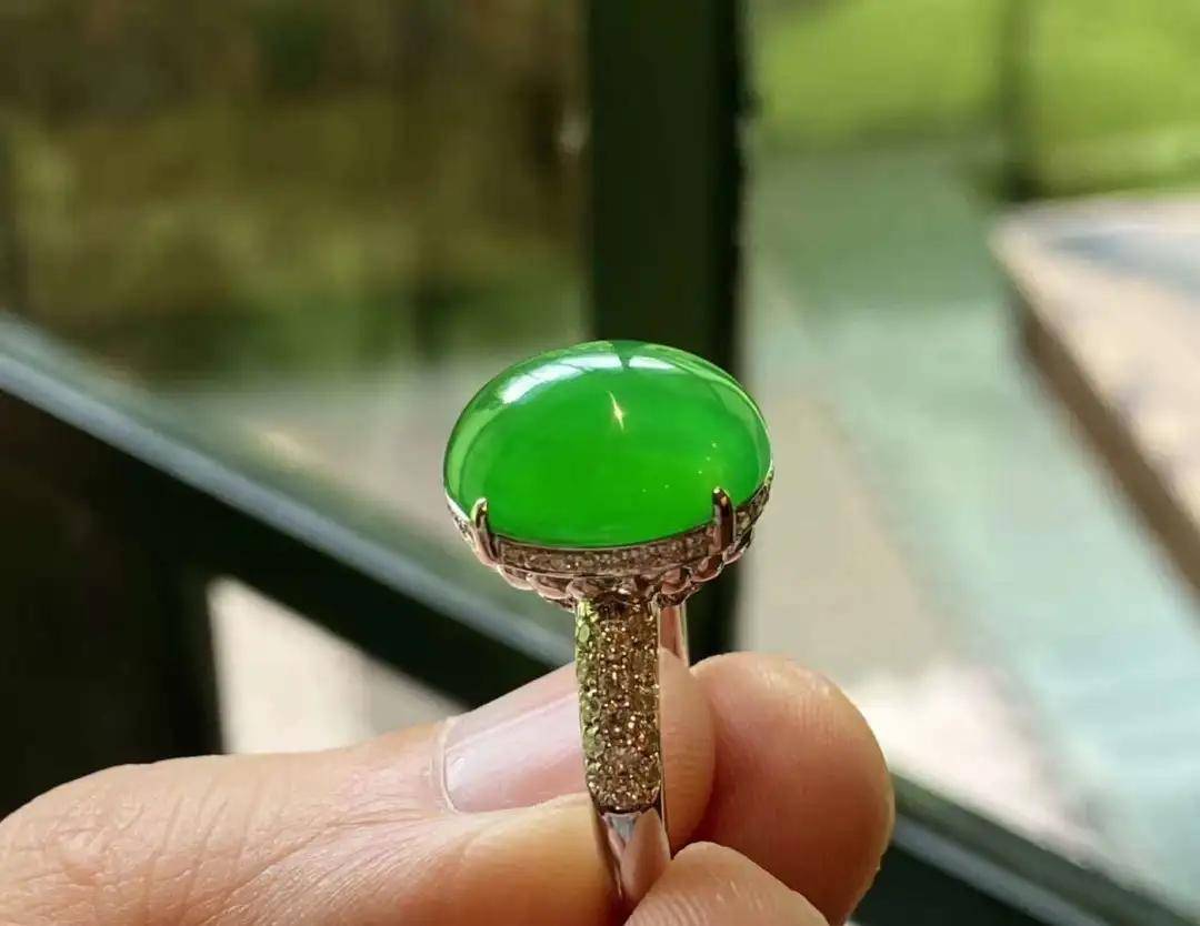 夏雨時節最宜賞玉，臻實的高定翡翠作品，也是對綠色最完美的詮釋
