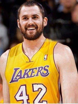 美媒曝湖人休赛期交易方案,3换1引进乐福,重组三巨头再争冠?