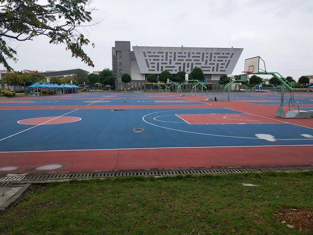 南宁不孤湖景区占地近1300亩,建筑面积42万平方米.