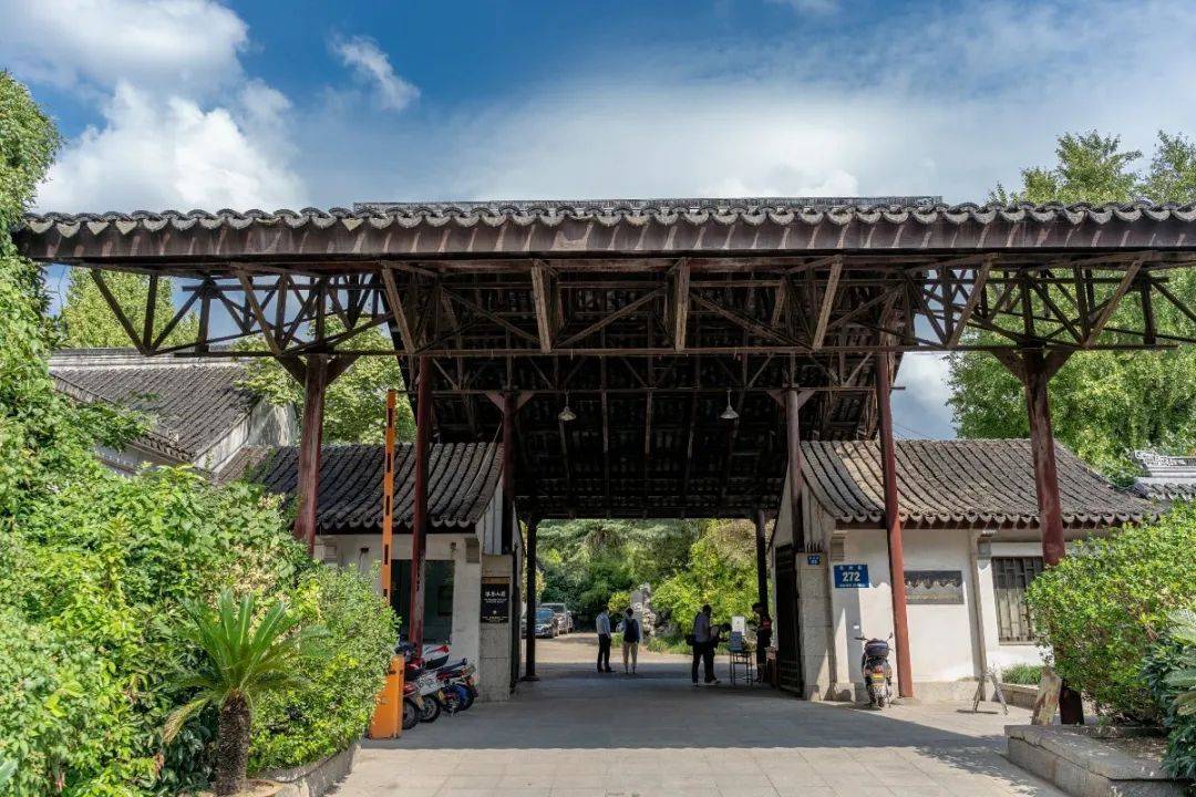 环秀山庄和刺绣研究所公用的大门