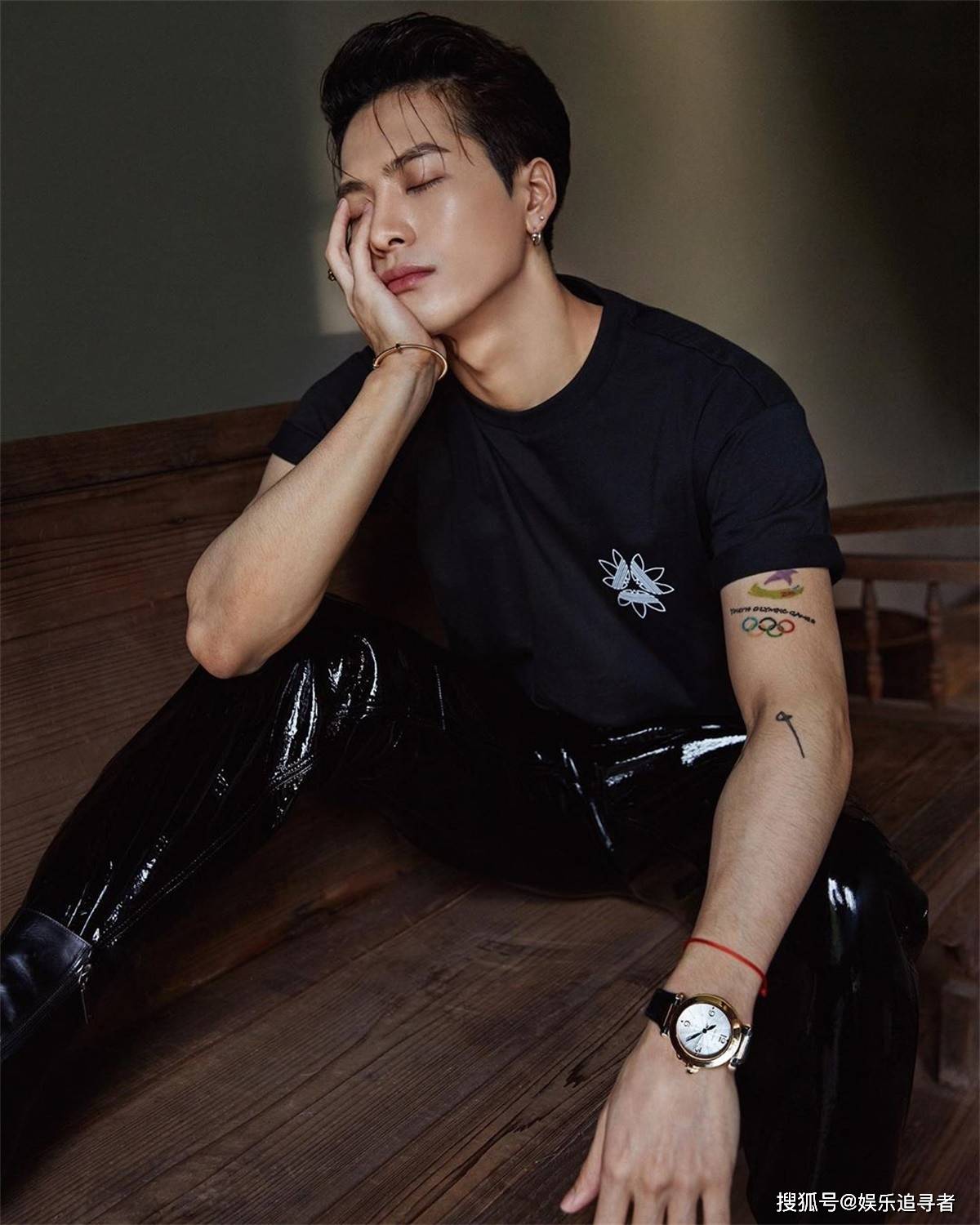 王嘉尔录制了mv,刘逸云开设了频道,谁是引领者?