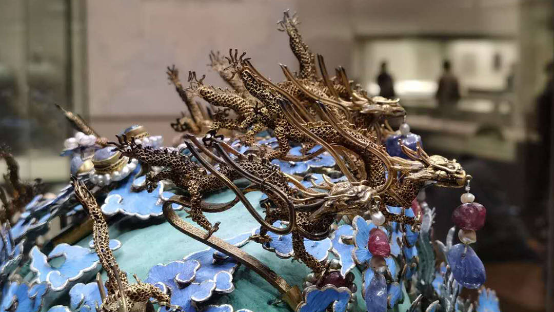 拥有如此美丽凤冠的皇后是不是生活很幸福