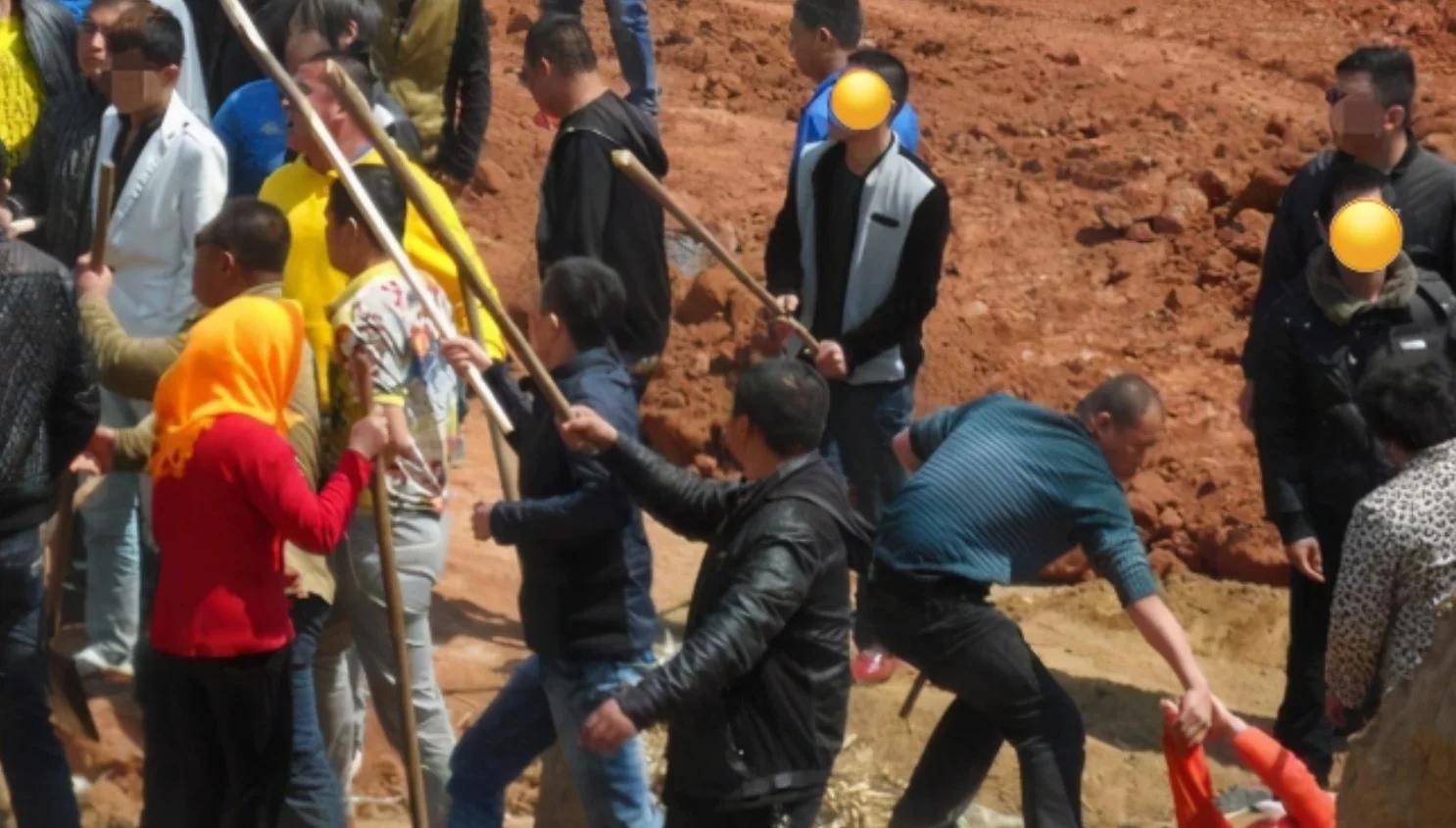 因土地纠纷两村村民互射烟花现场图曝光 当地警方出动多辆警车