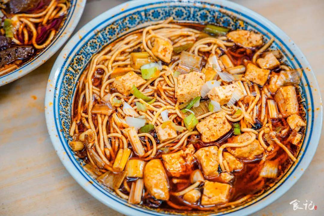 香辣的牛肉面也好,爽滑的猪血面也罢,面馆素面王牌豆腐面都是用鸡汤做