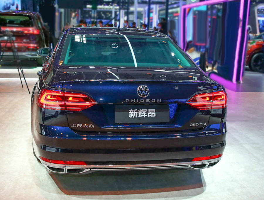 新款大众辉昂亮相不仅车尾带字母这次车头车标还能发光