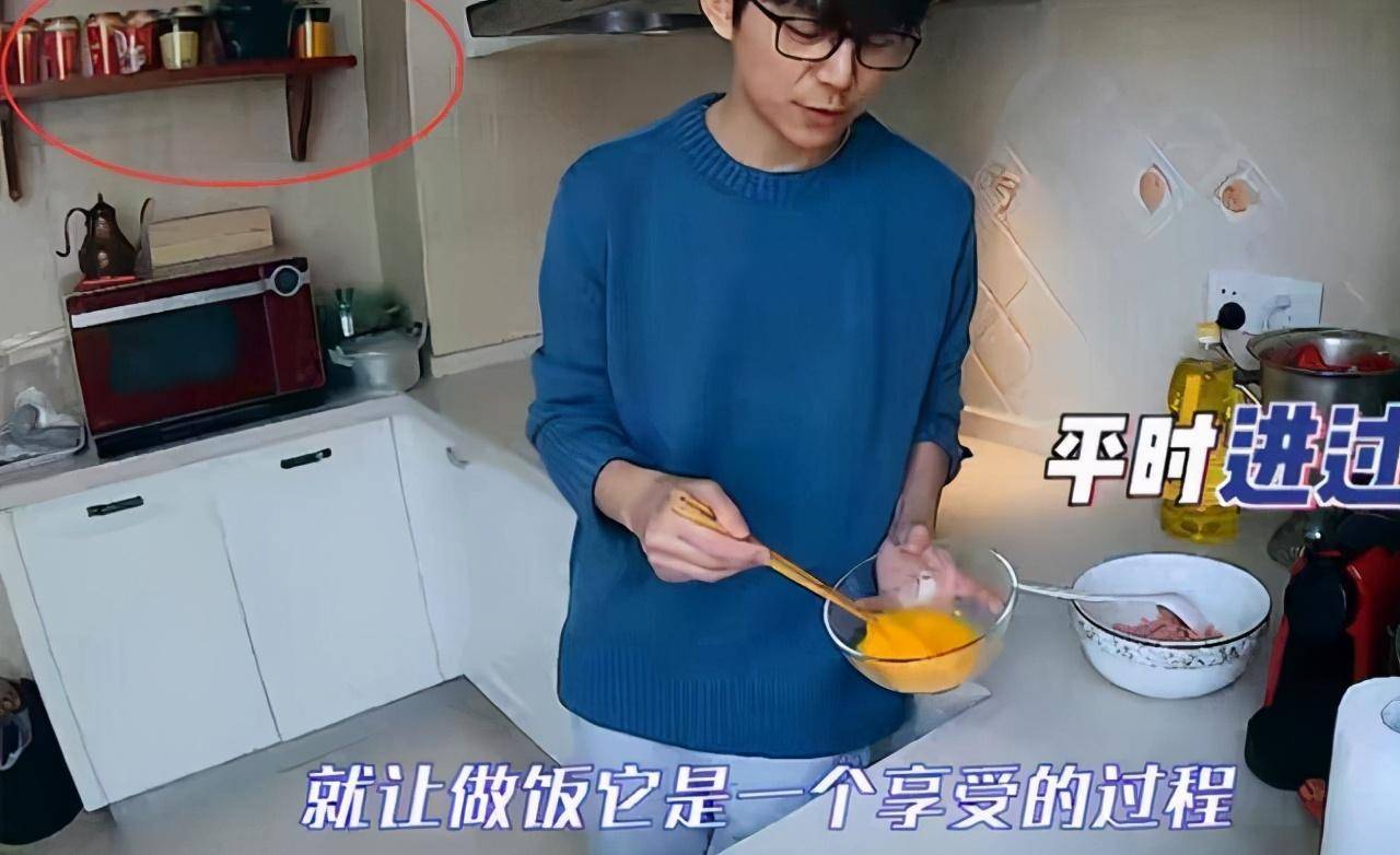 何炅私宅内景曝光,装修简单舒适,厨房接地气,满屋单身气息