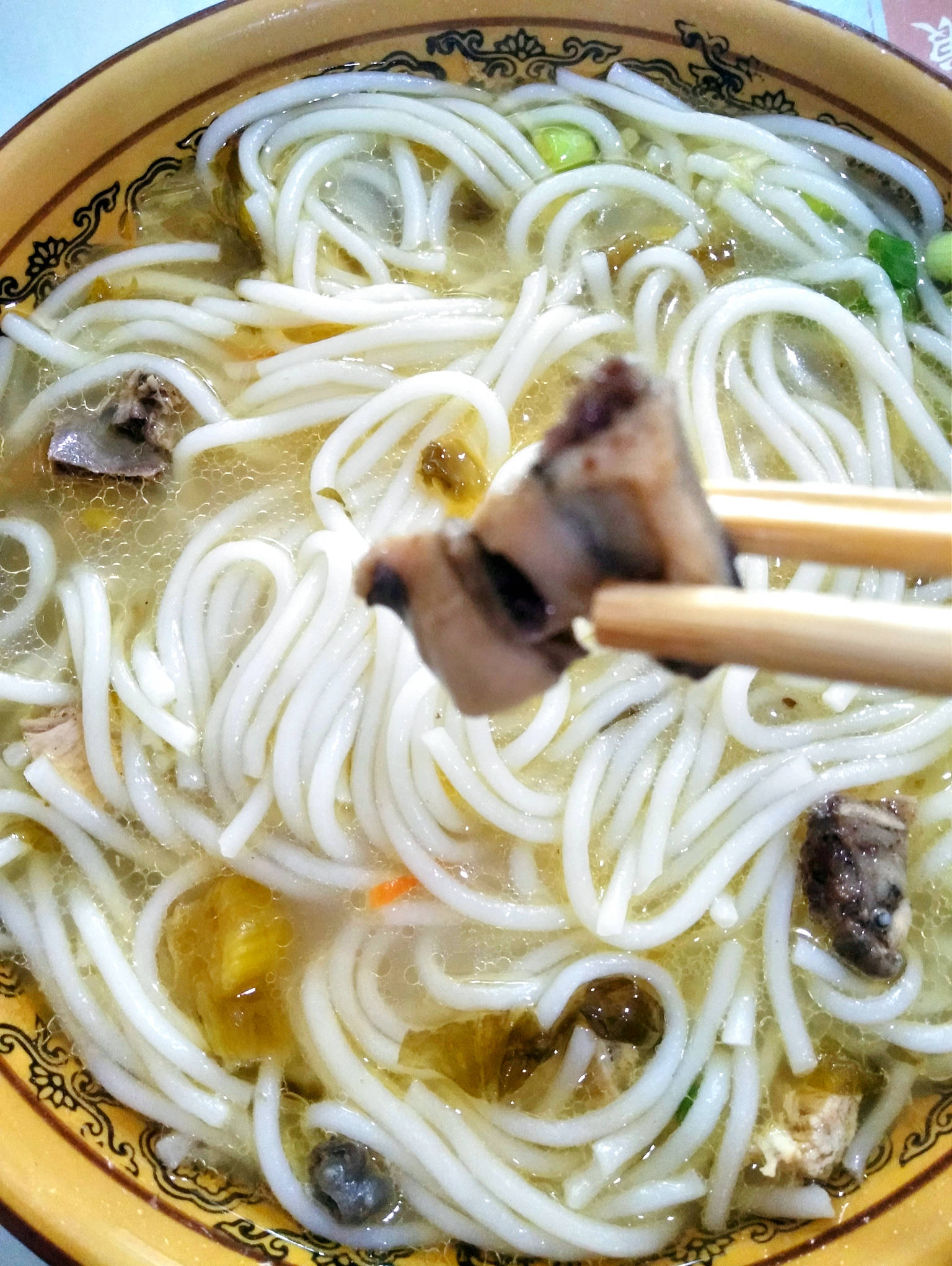 【细数丽江地摊美食】@丽江人,入秋的第一碗米线一定要甩起来!_土鸡