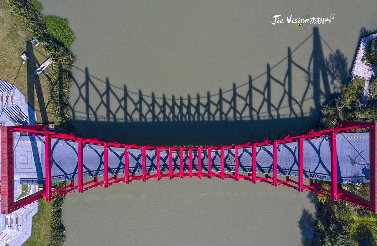 原创造型奇特的剪纸桥成扬州最艳丽的网红打卡地而且免费参观