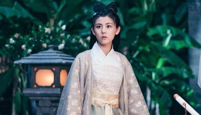 《都挺好》里的服务员,剧里剧外判若两人,长发造型美_孙戈然