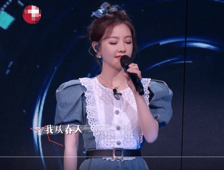 我们的歌冯提莫舞台唱歌镜头一扫而过真人模样一目了然