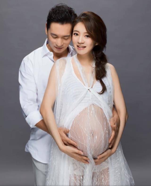 照片中,安以轩挺着巨肚,与老公儿子一起拍美美的孕肚写真.