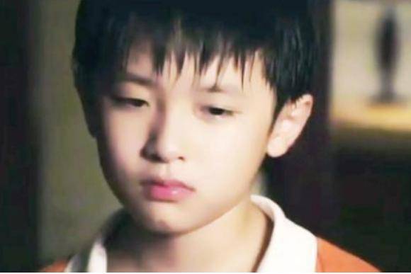 童星张逸杰旧照曝光圆脸平下巴和如今差距大变化明显被疑整容