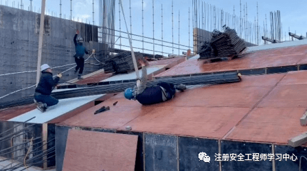 吊装作业信号工司索工同时被吊运的钢筋砸倒