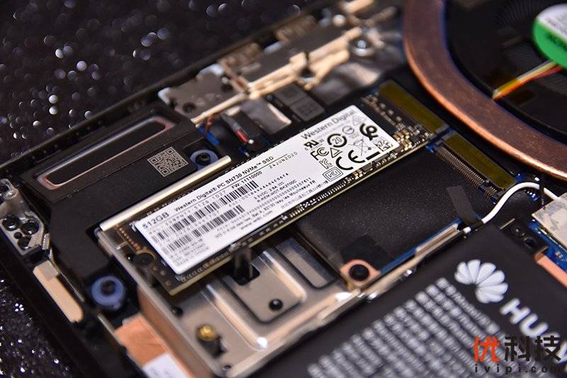 升降式风谷散热设计荣耀猎人游戏本v700优科技评测