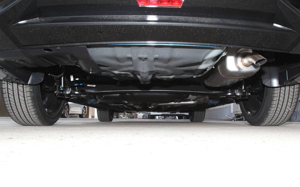 底盘方面,全新伊兰特采用了扭力梁式非独立后悬架,结构上不如多连杆