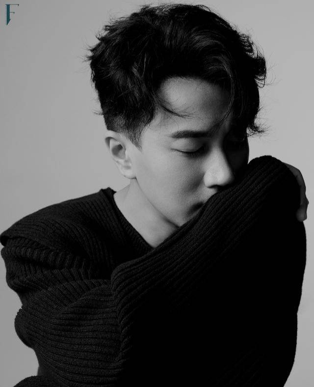 原创刘恺威46岁生日太冷清毛衣配衬衫帅回巅峰期状态不输小鲜肉