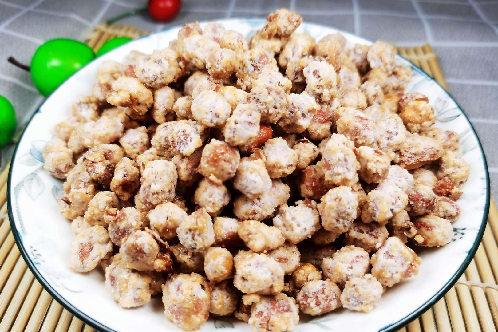 挂霜花生米香甜脆爽既是孩子的零食又是国民下酒菜