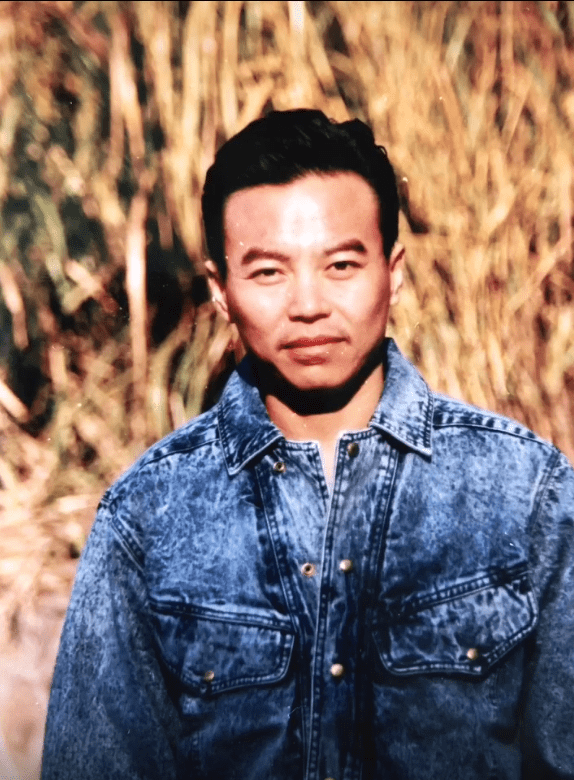 64岁郑老屁赵小锐年轻旧照曝光满身腱子肉妻子仍秀雅绝俗