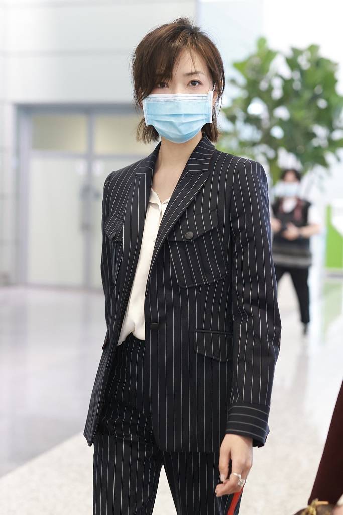 万茜穿条纹西装造型超飒 大长腿吸睛走路带风