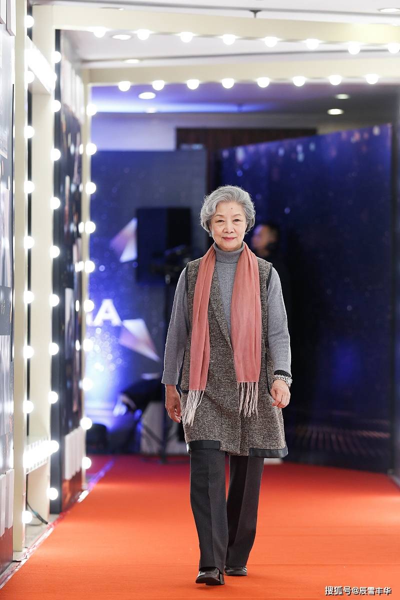 老戏骨"吕中"头发白了也时髦,针织马甲配粉围巾,低调却美得自信