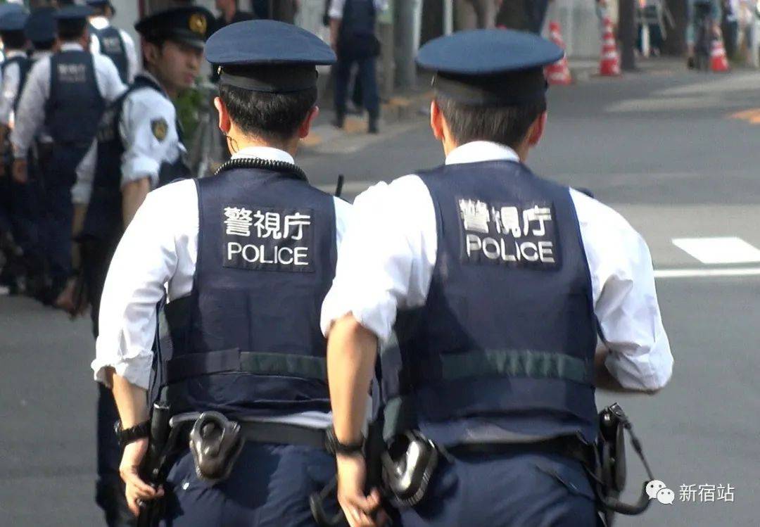 日本一警察在警局里偷拍她人裙底而被起诉
