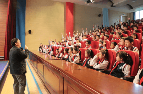 原创武汉市钟家村寄宿小学海选少先队干部网络上展示自我