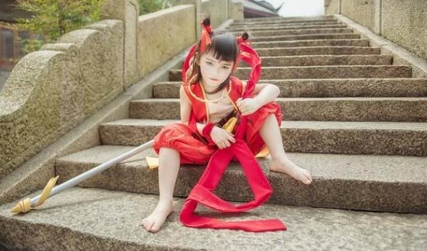 原创7岁男孩cos哪吒神还原比起学习给娃培养一门兴趣更重要
