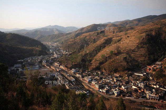 大姚县原名蜻蛉县,汉代因盐设县,产盐地在石羊,因仙女牧羊"舔得盐泉知