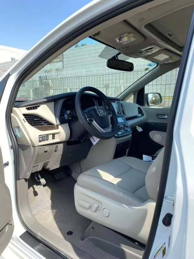 丰田塞纳内部空间非常大,充分发挥了mpv的优势.