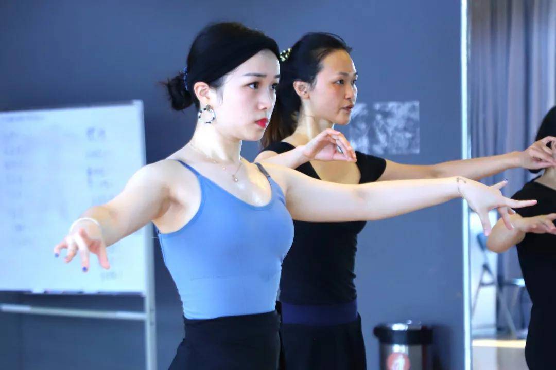 《舞蹈风暴》正在热播 当唐艺铭&黄馨仪上场时 舞台仿佛迸发着耀眼的