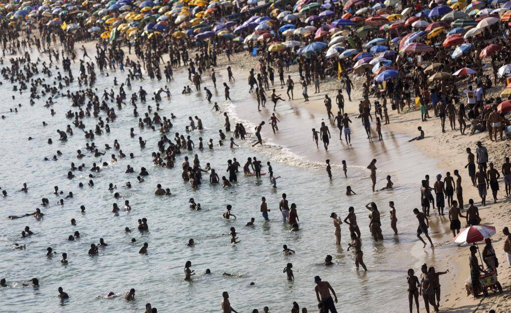 巴西新增1.02万例新冠病例 海滩上人山人海