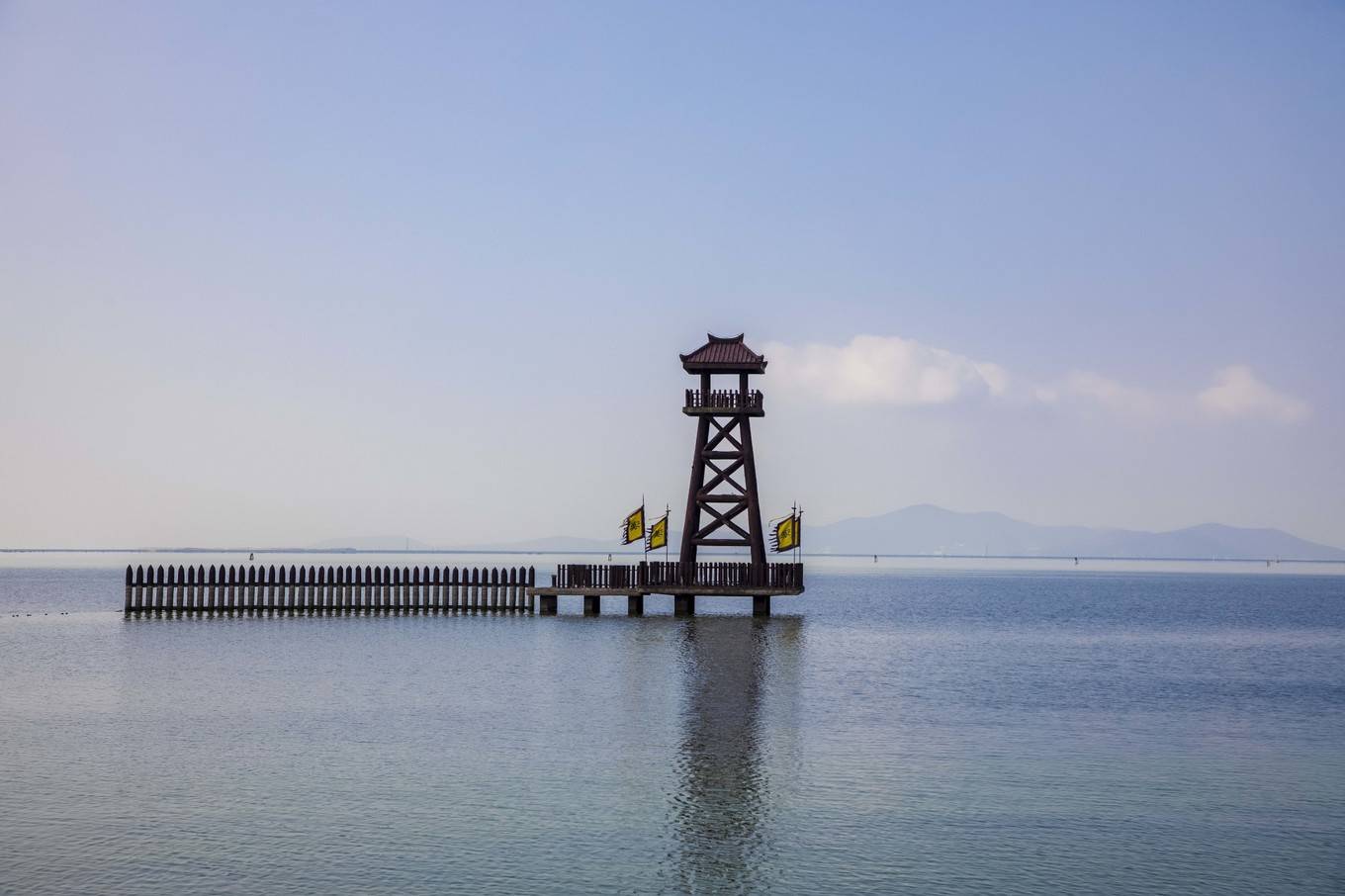 深秋的三国城,沿着 太湖 边走过去就是曹操水寨的基地, 太湖 畔秋风
