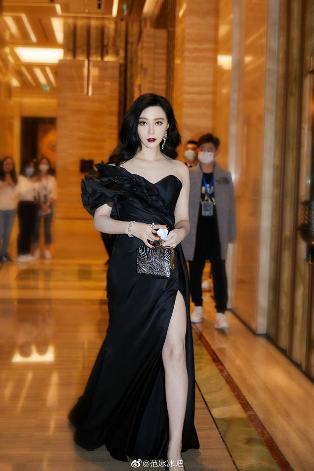 范冰冰华鼎奖黑色礼服小心秀性感驴蹄鞋重出江湖红毯女王回归了