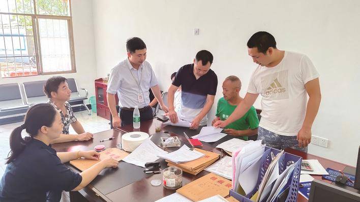 在长沙县黄兴镇一乡一品项目拆迁签约现场,拆迁户正在签约.