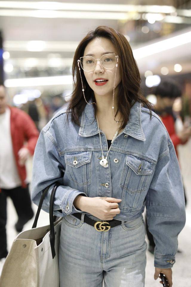 原创黄梦莹成熟女人味好抢眼星星荷叶边透视衬衫甜美可人逆转气场