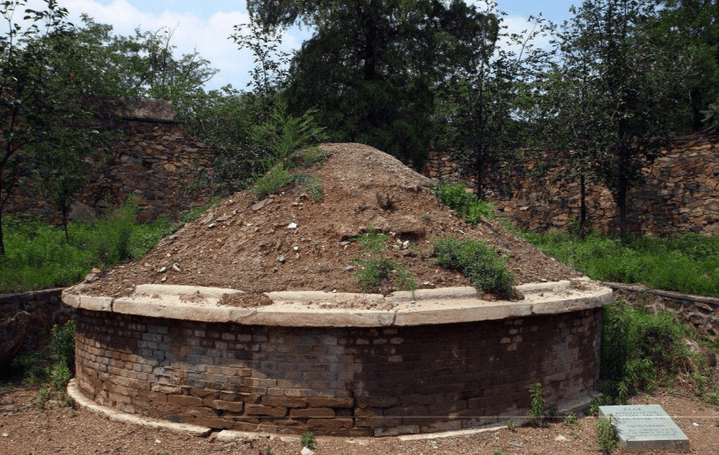 在古代,土葬与风水可谓是紧密相连,人死后的选址极为重要,因为那是