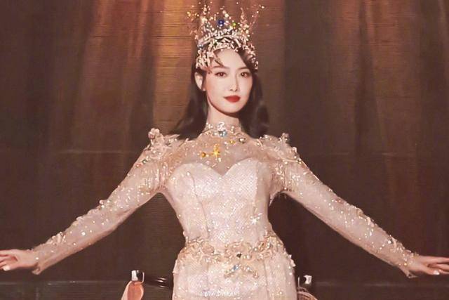 谭松韵上金鹰节直播,身穿粉色长裙宛如仙子,这脸确定有30岁