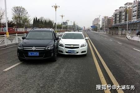 碰到有人故意别车逼不得已的情况下应该停车报警,现