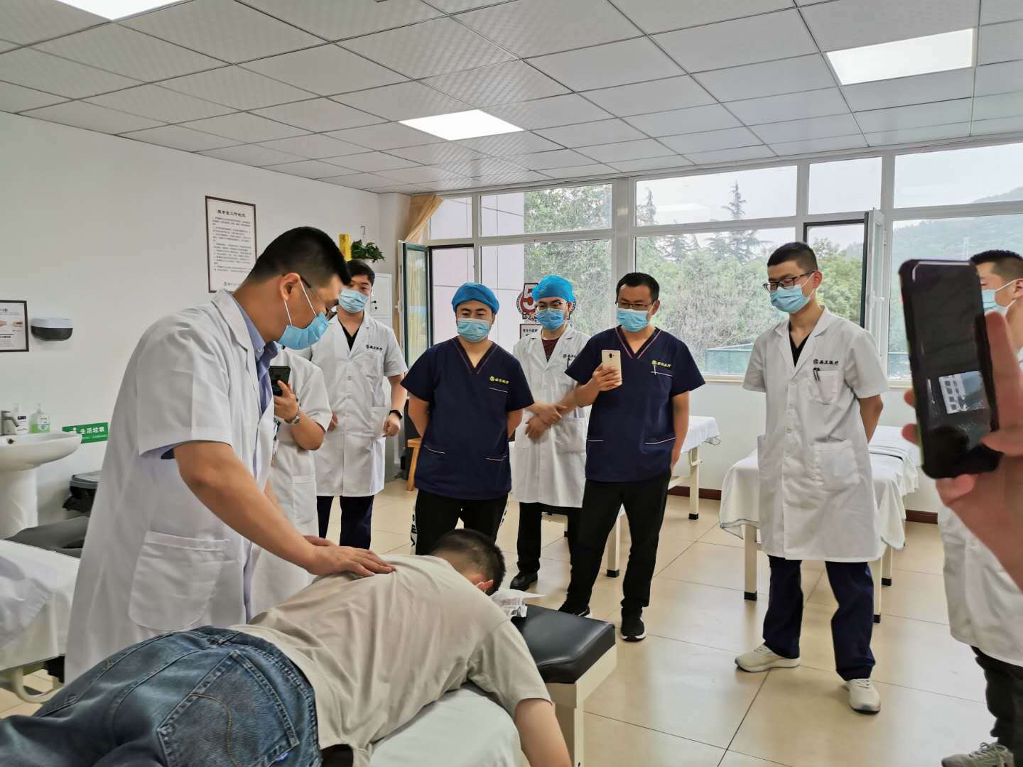 任晓鹏生于中医世家,以优异的成绩毕业于山东中医药大学,踏入工作后