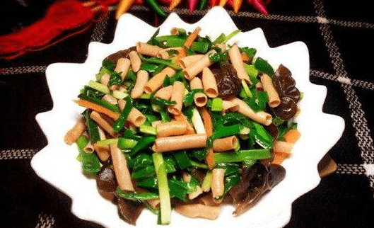 2,胶东地区韭菜炒海肠墨鱼饺子是青岛的特色小吃之一,第一看到这种