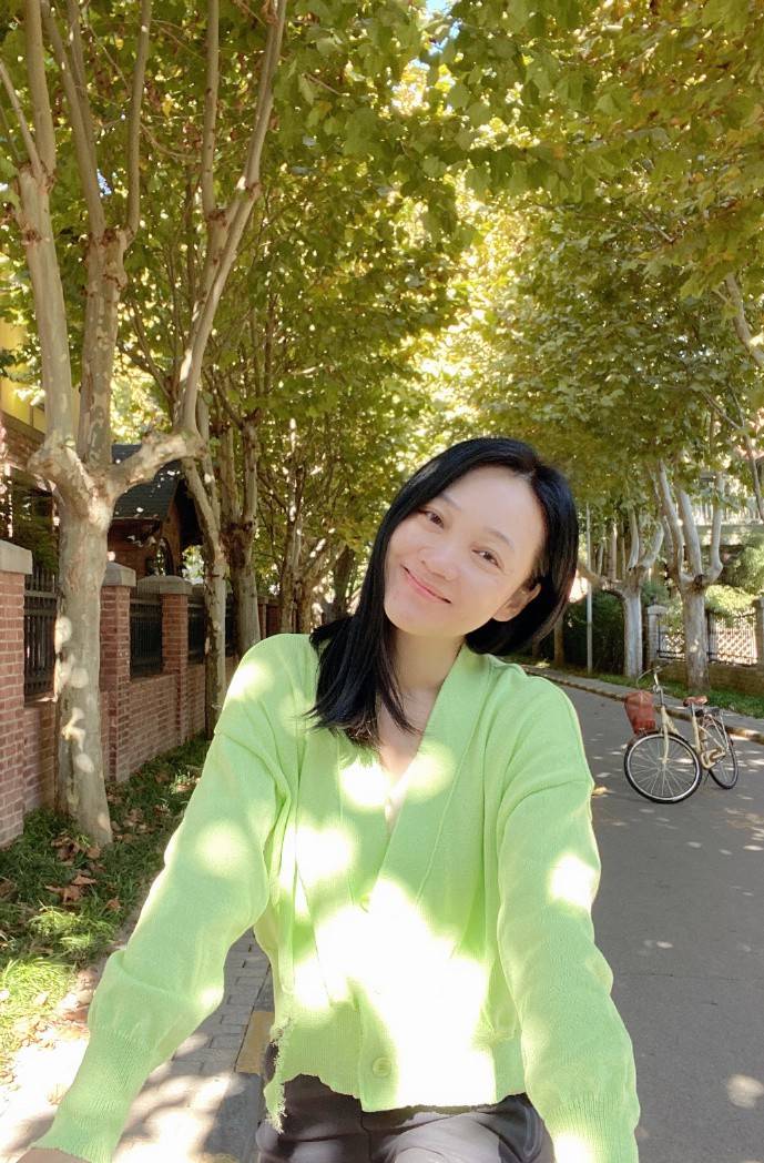 47岁"周群"真低调,穿绿色针织衫好温柔,素颜显老但皮肤挺嫩