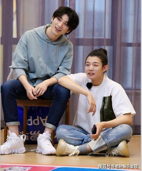 周深"蒙眼挂挡"比拼以绝对优势获胜,蔡程昱认输生吃竹虫_手机搜狐网