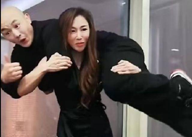 一龙姐姐轻松把体重80多公斤的一龙扛了起来练过柔道擅长实战