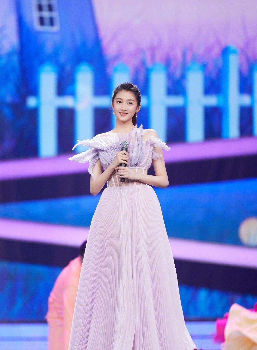 关晓彤越穿越美,珊瑚蓝波光海星礼服裙超有范,低马尾女人味十足