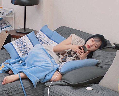 明星的沙发瘫,王一博回归小孩本色,看到千玺:有画面了!