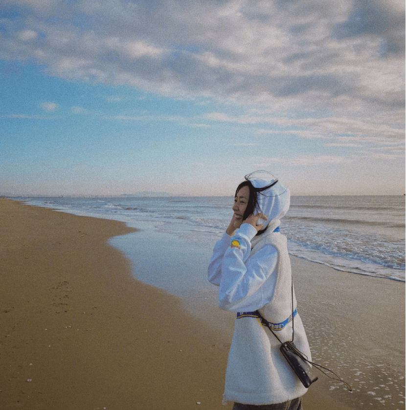 清新的秋季穿搭更显高级,刘雯穿白色卫衣配针织背心,舒适又时髦