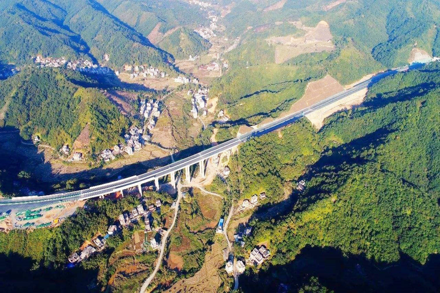 从肇庆到佛山半小时就可以到达,大家对于这条高速公路的建设是不